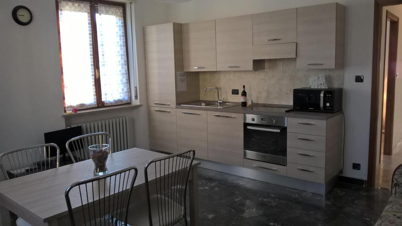 Casa Nebieu In Edificio Indipendente Nel Centro Di Monforte Monforte dʼAlba Exteriör bild