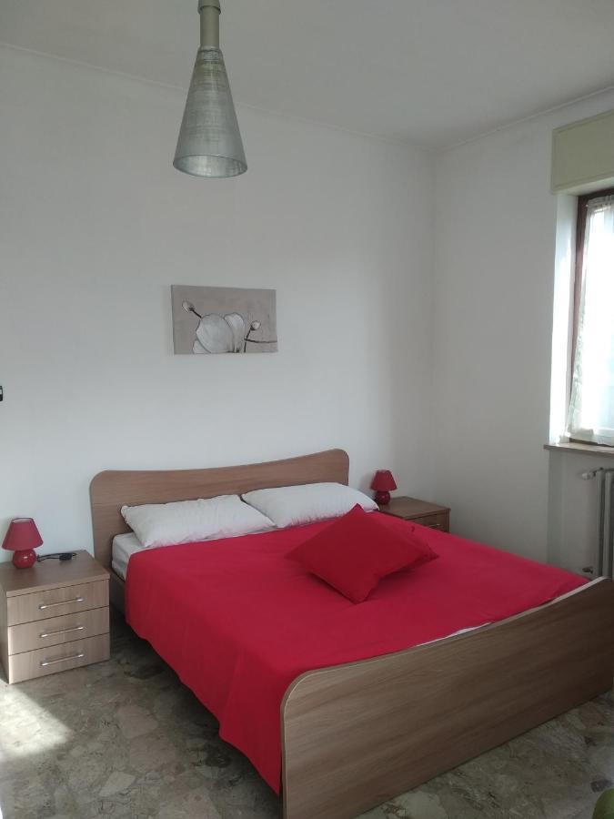 Casa Nebieu In Edificio Indipendente Nel Centro Di Monforte Monforte dʼAlba Exteriör bild